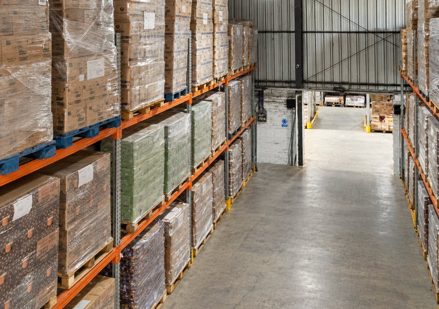 Pasillo del depósito de Montefrío con estanterías llenas de mercadería
